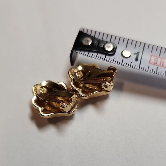 Vintage Christian DIOR Gold Shell Clip On Earrings - Picture 6 of 6